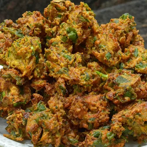 Crispy Akkha Masoor Palak Pakoda Recipe