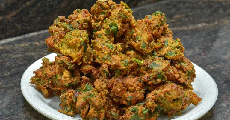 Crispy Akkha Masoor Palak Pakoda Recipe