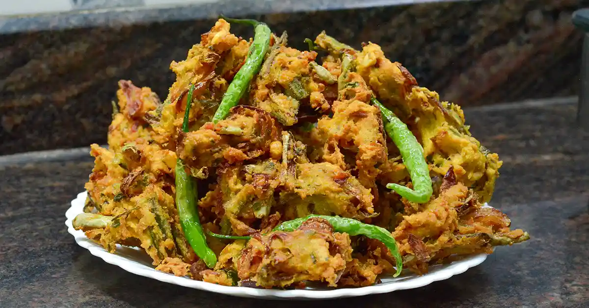 Crispy Bhendi Mirchi Pakoda Recipe